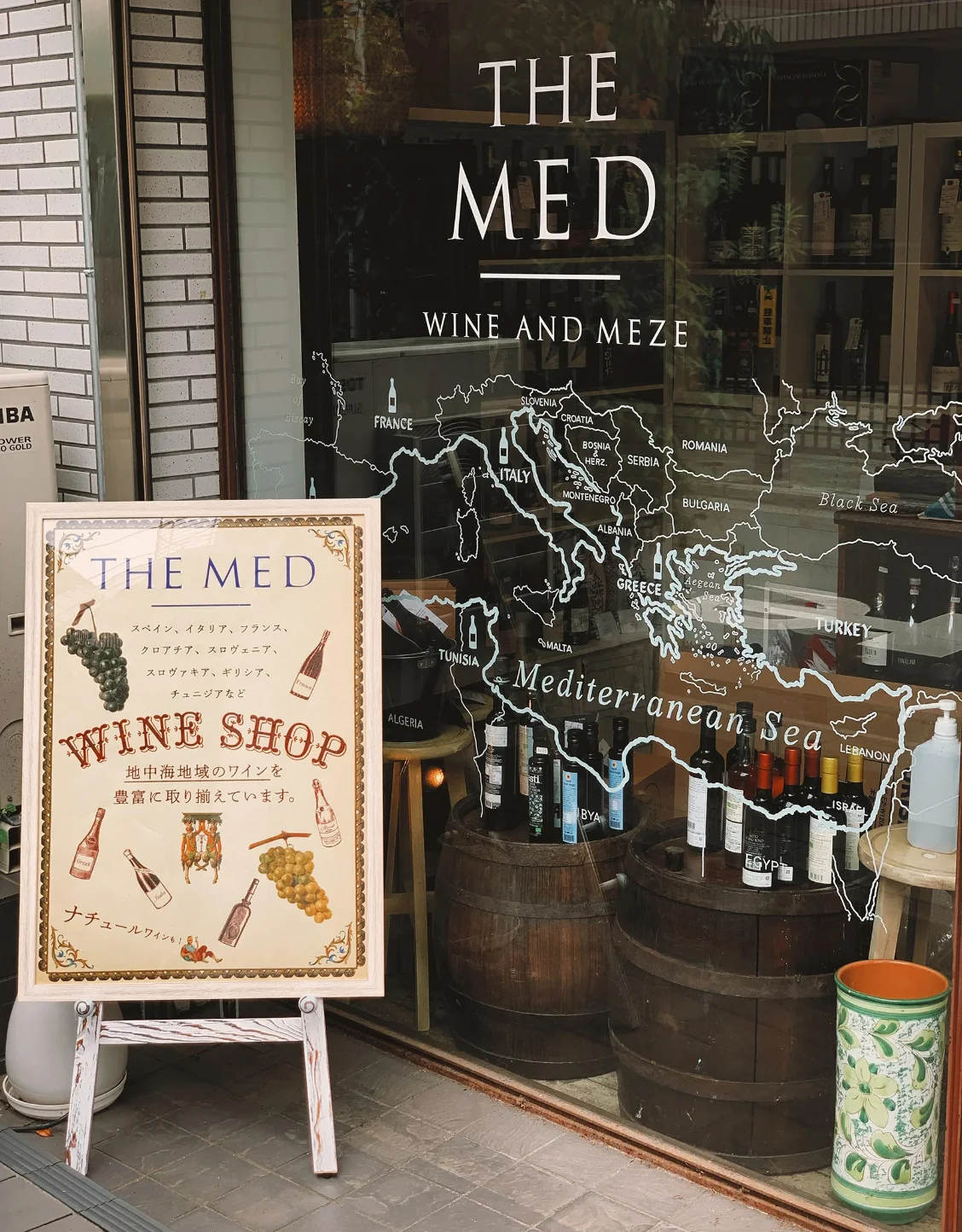 地中海地域が描かれたお店のウインドウ画像 - 左側